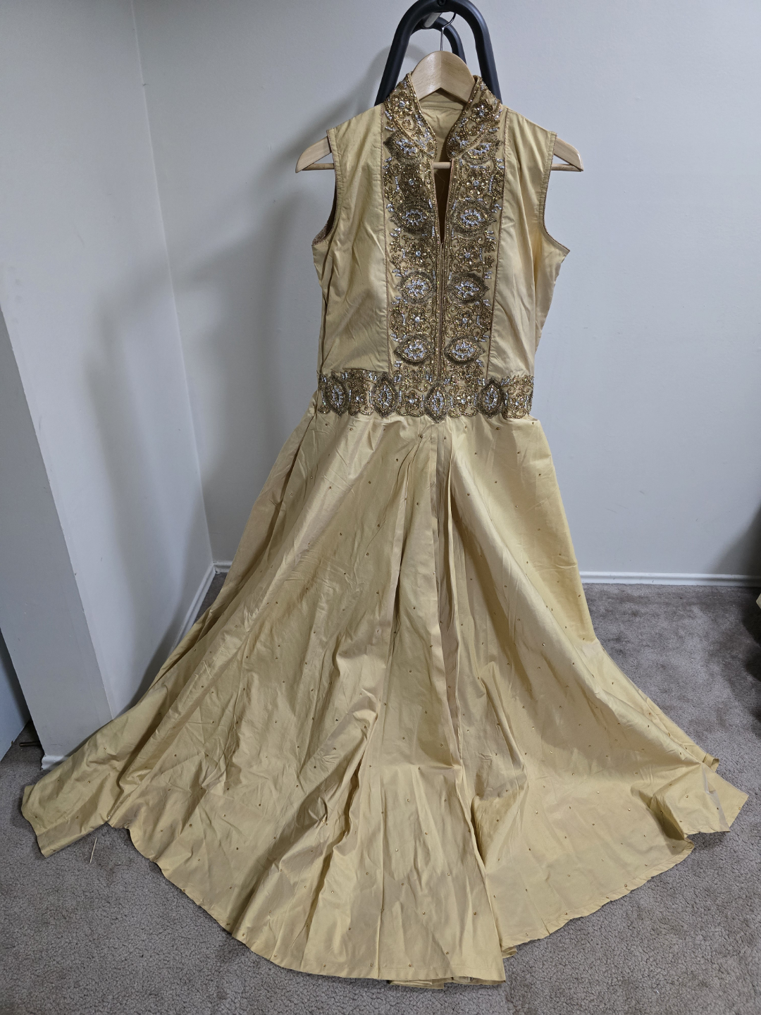 Gorgeous Gold Embroidered Gown - photo 2
