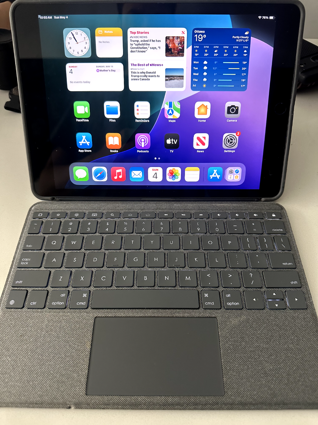 iPad 9th Gen 256GB Wi-Fi + Logitech Keyboard Case