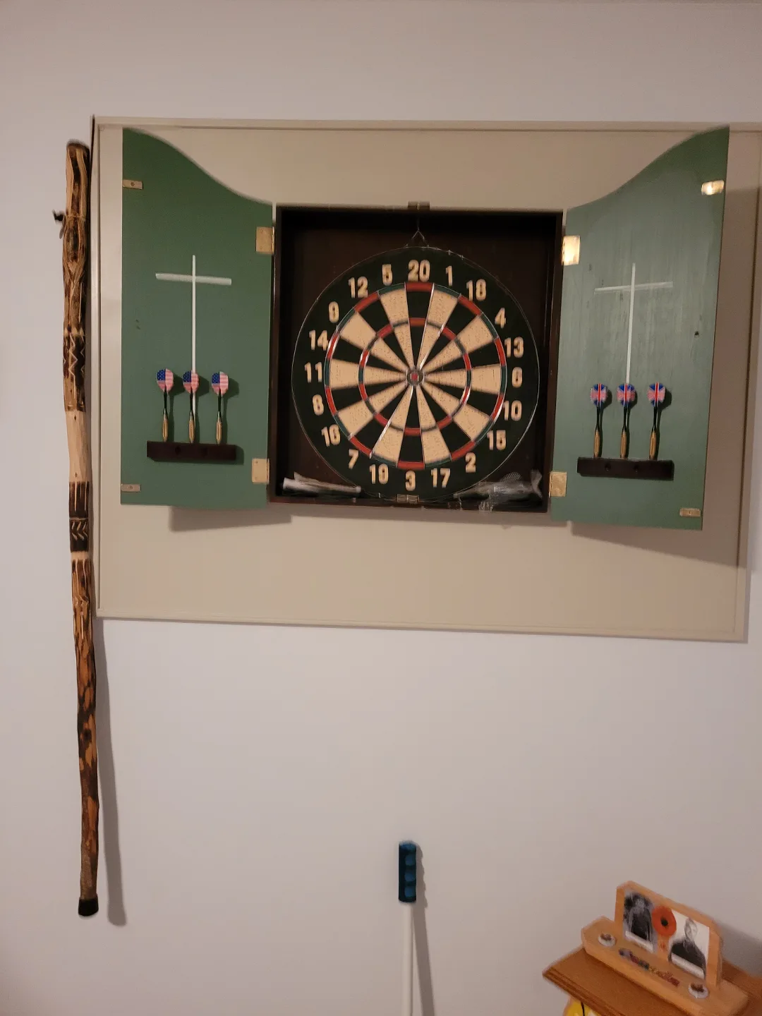 Wall-mounted dartboard cabinet with darts image indicator(2)