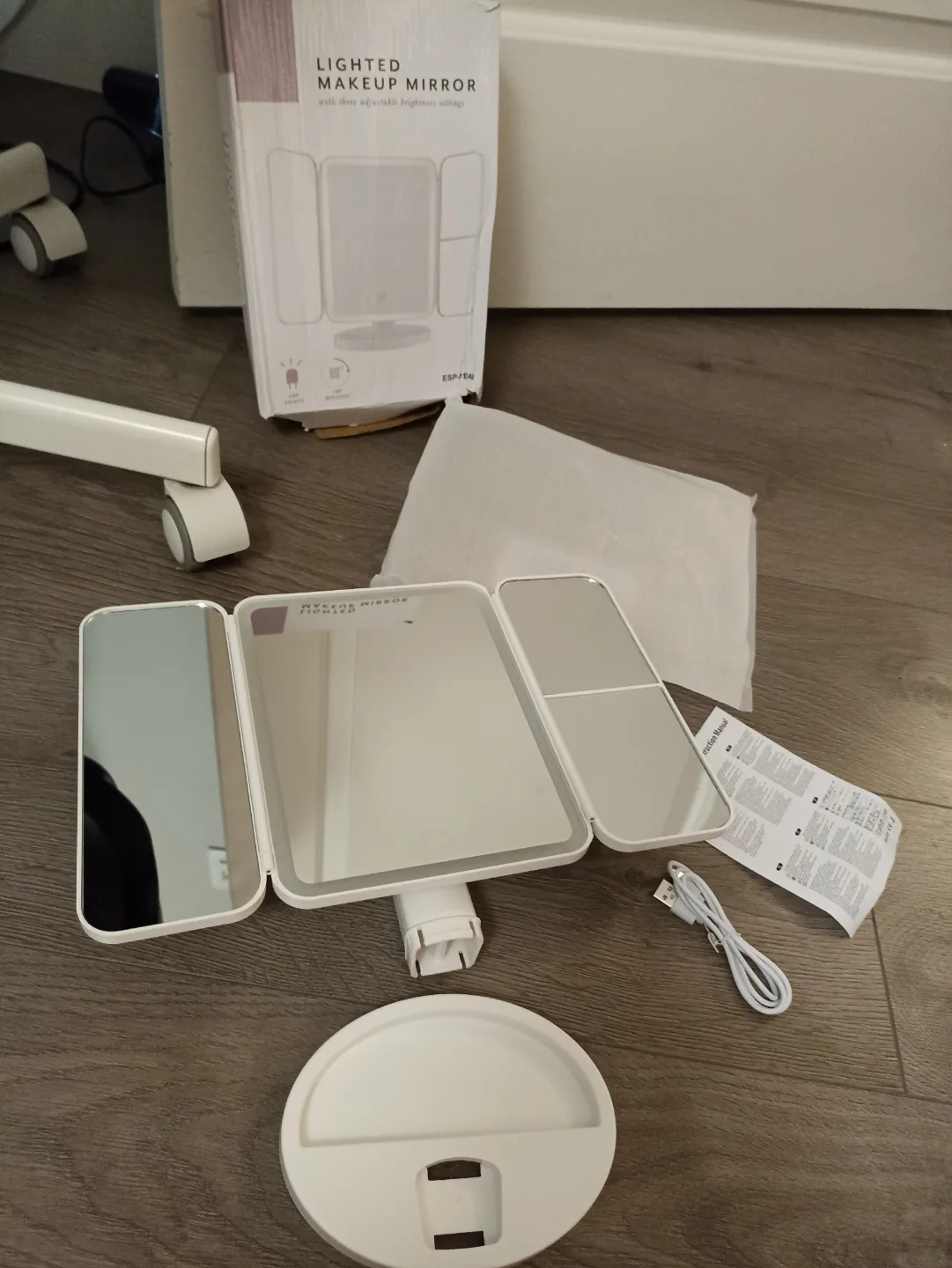 New USB chargeable Three-Fold Makeup Mirror with Lighting image indicator(10)