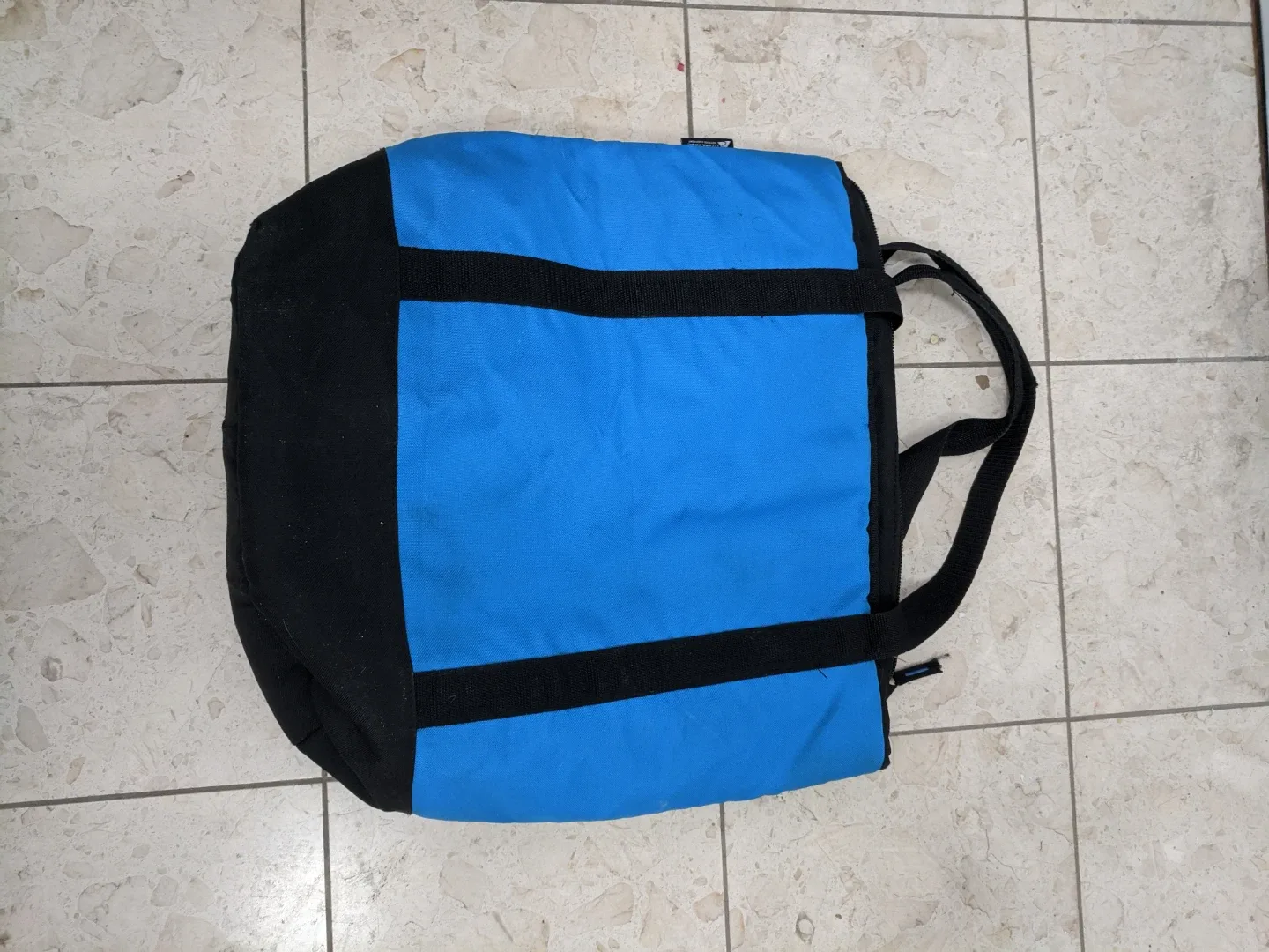 Blue and Black Insulated  Bag image indicator(3)