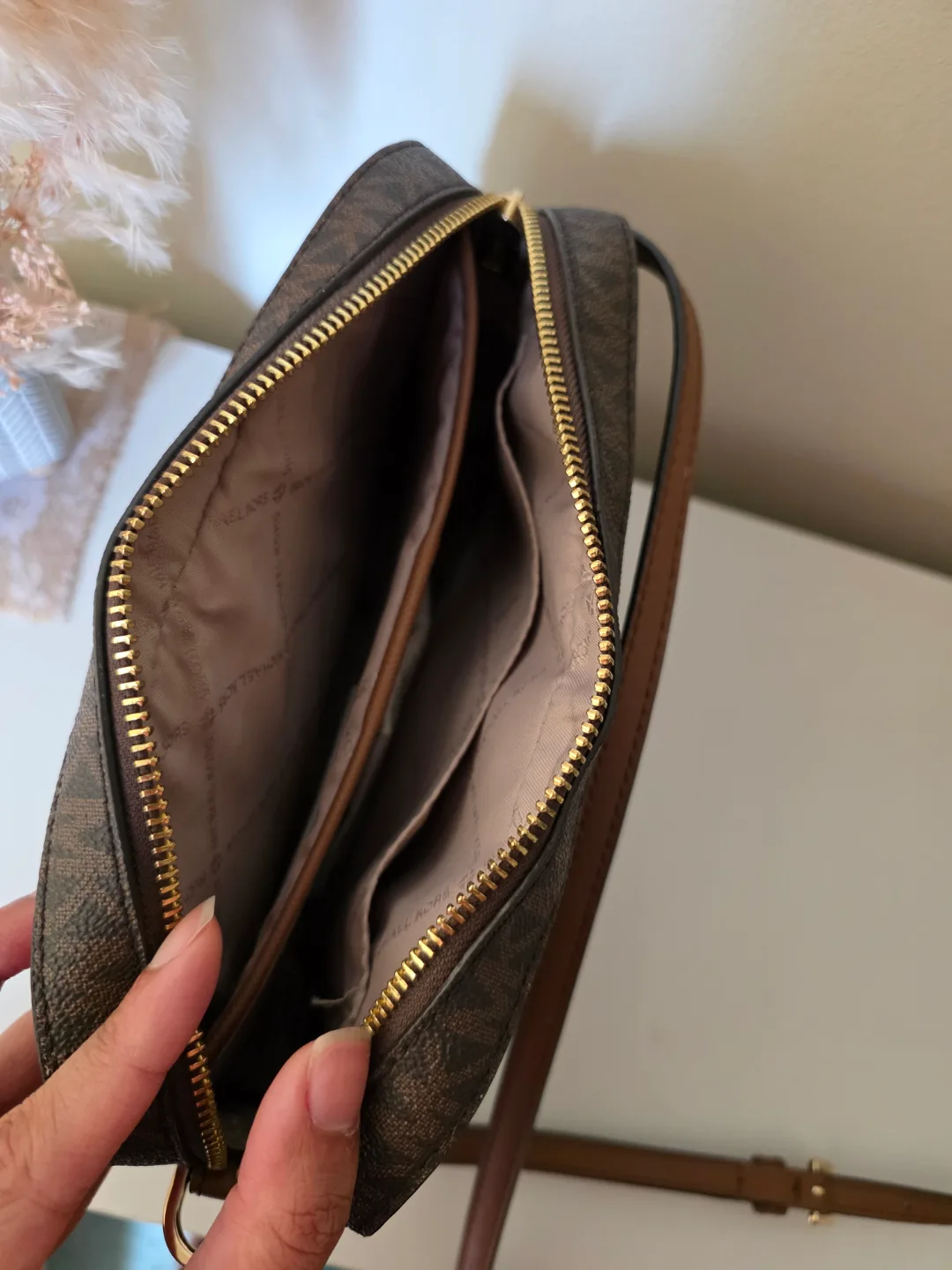 Michael Kors Jet Set Large Logo Crossbody Bag image indicator(6)