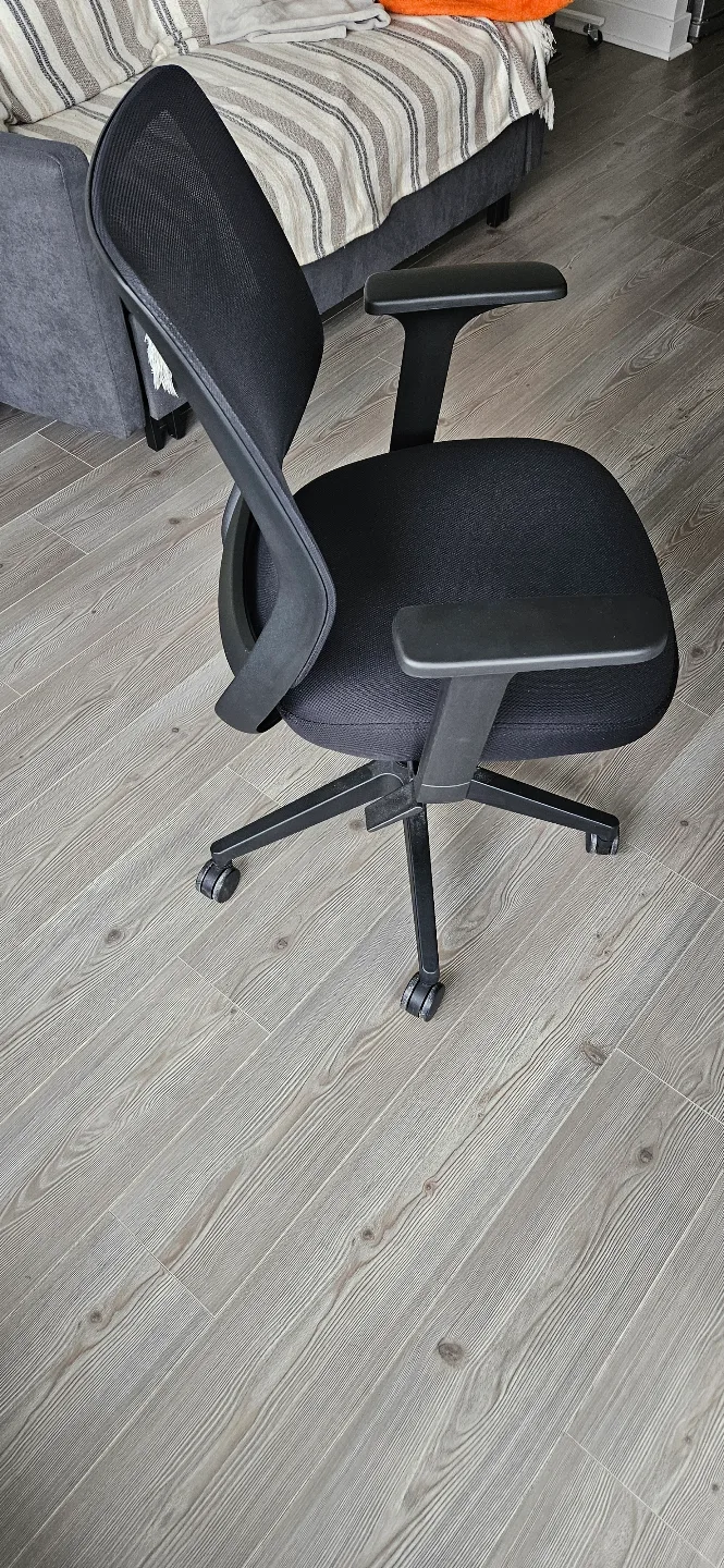 Black Mesh Office Chair with Armrests