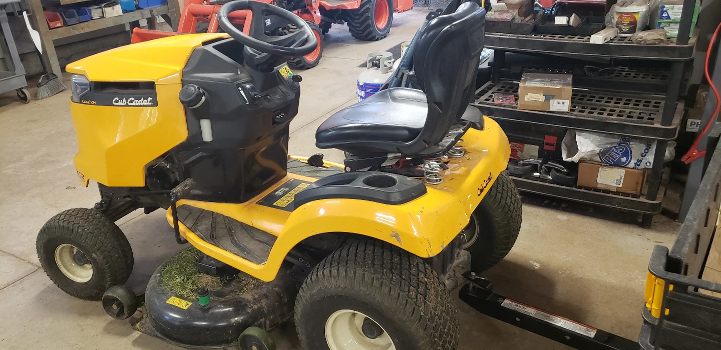 Cub Cadet LX426KH riding lawn tractor with trailer - photo 3