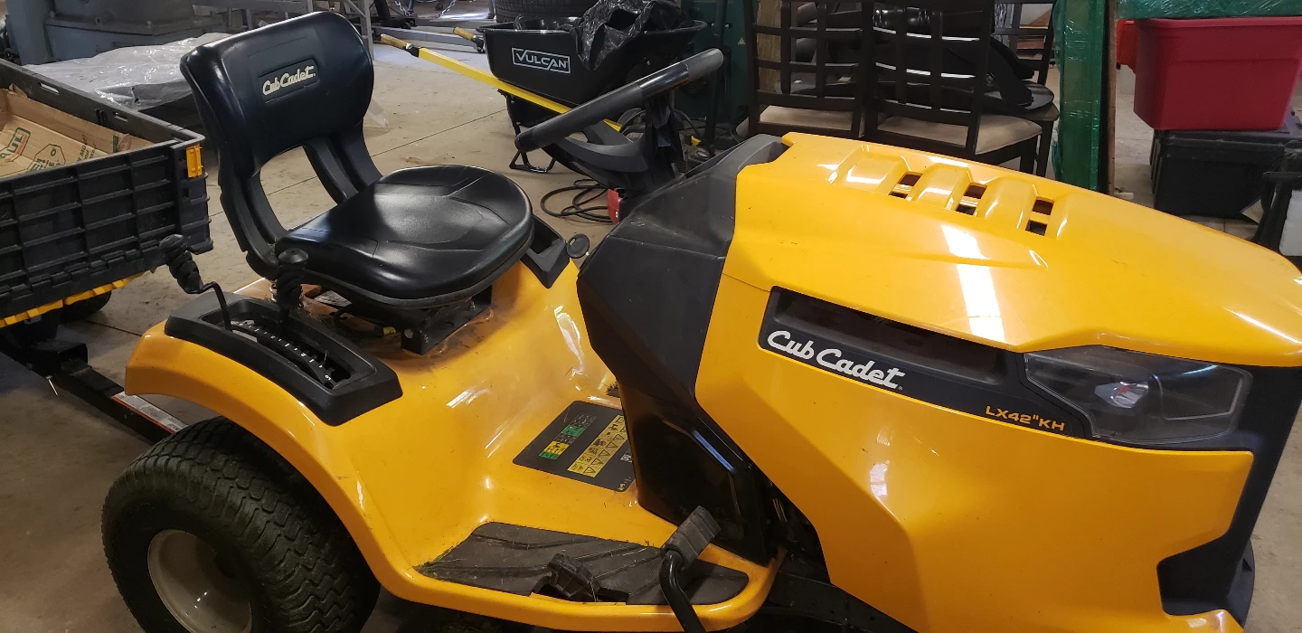 Cub Cadet LX426KH riding lawn tractor with trailer - photo 4