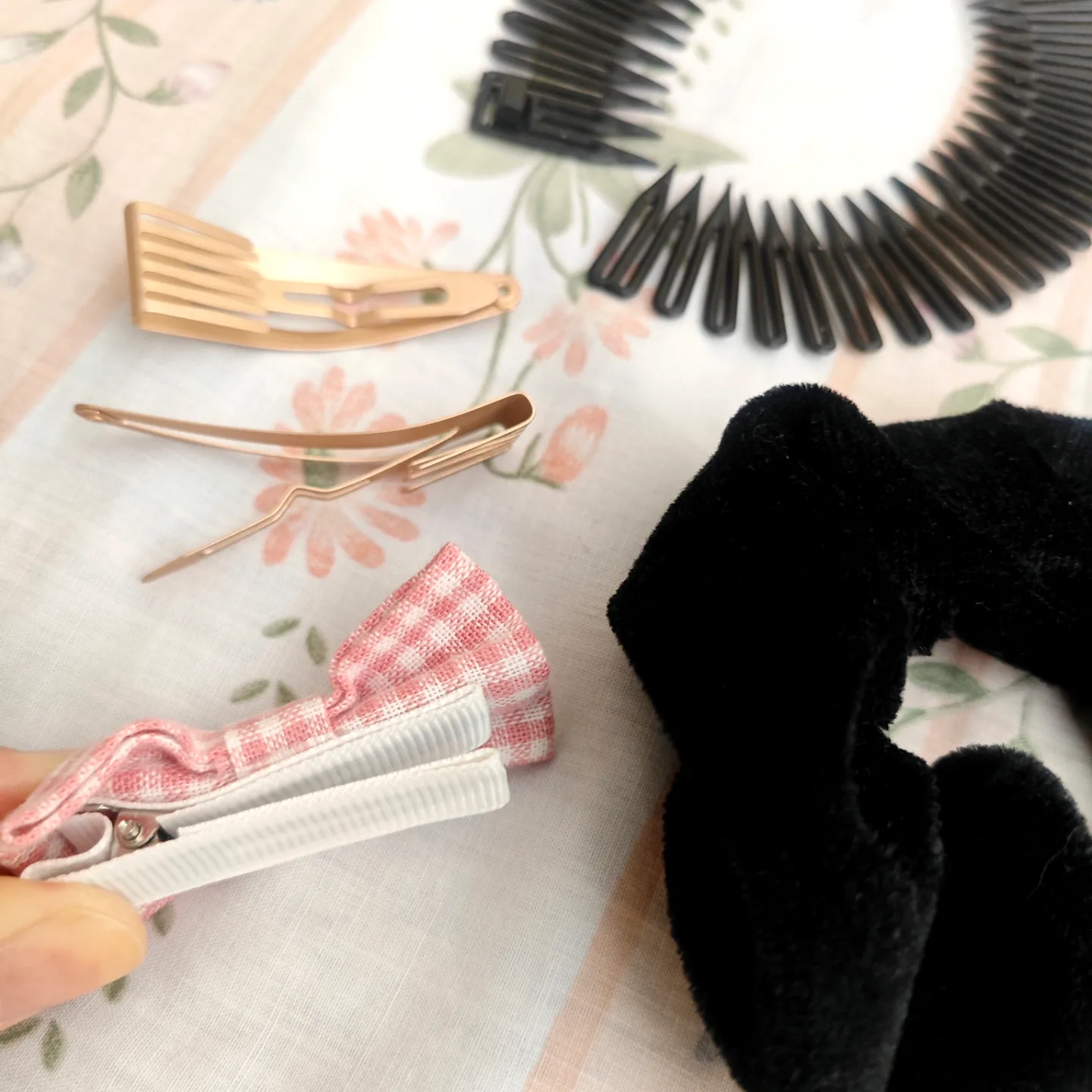 #freecycle Hair Accessory Bundle: Combs, clips, pin & scrunchies image indicator(2)