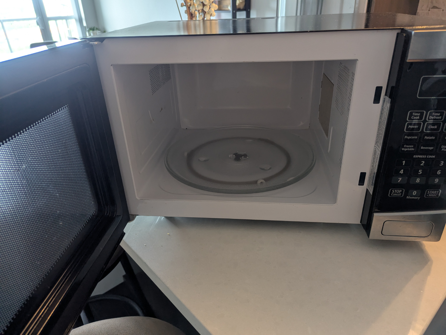 Insignia Microwave 1.2 Cu. Ft - photo 2