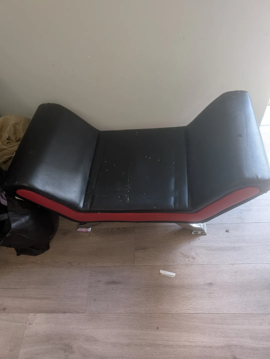 ���🧡 Modern Red and Black Chaise Lounge image indicator(3)
