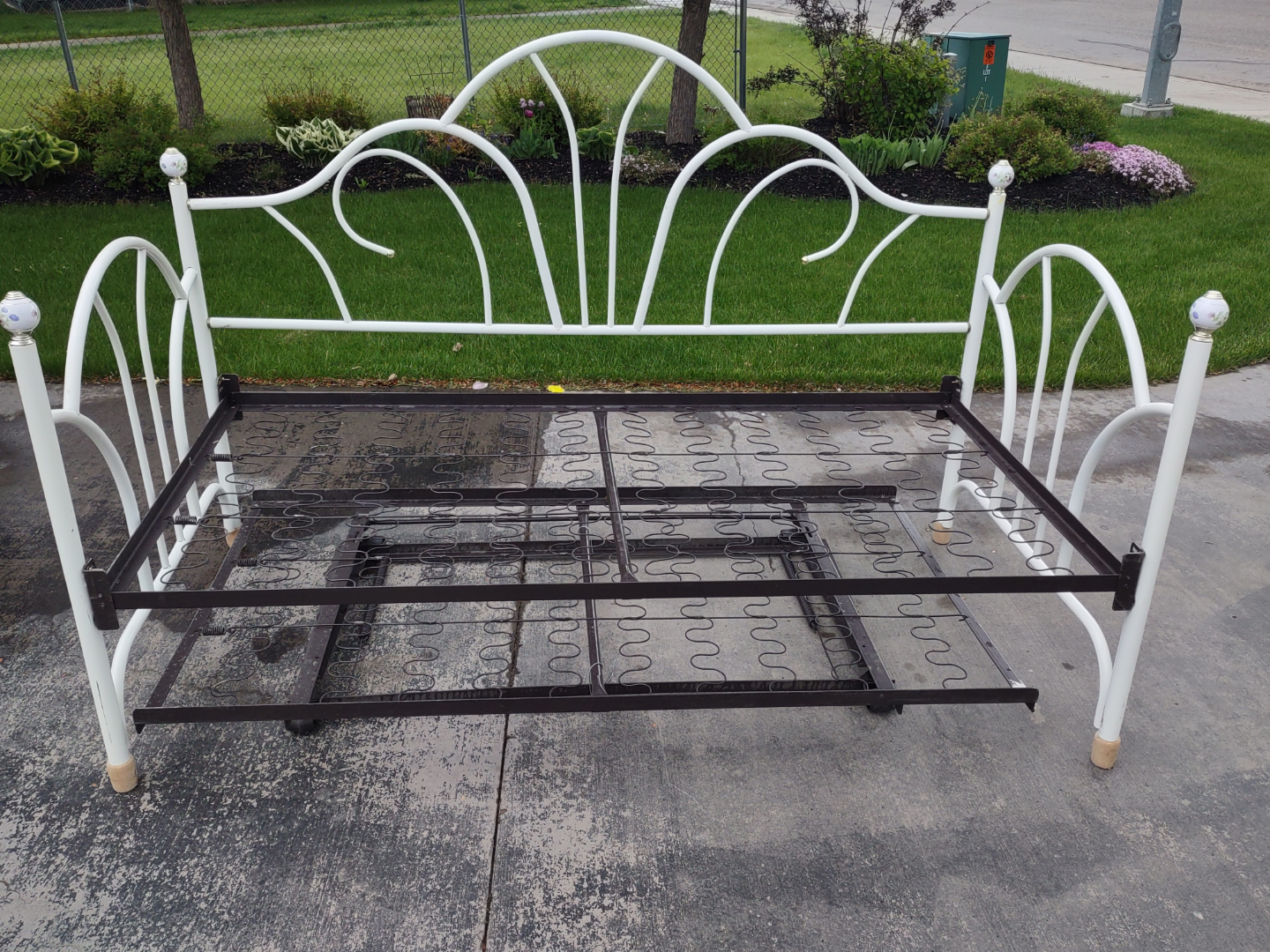 Pretty and Curvy Daybed Frame and Trundle Frame