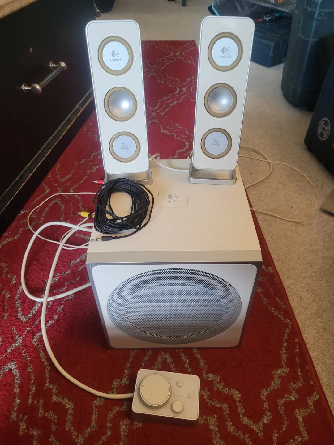 Logitech Z4 2.1 Speaker System thumbnail