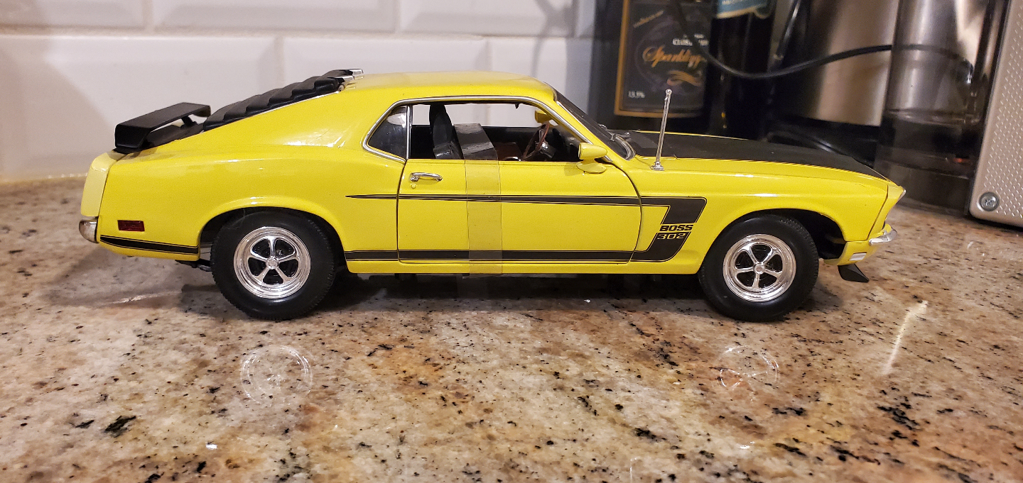 1:18 Scale 1969 Ford Mustang Boss 302 Diecast Model Car - photo 5