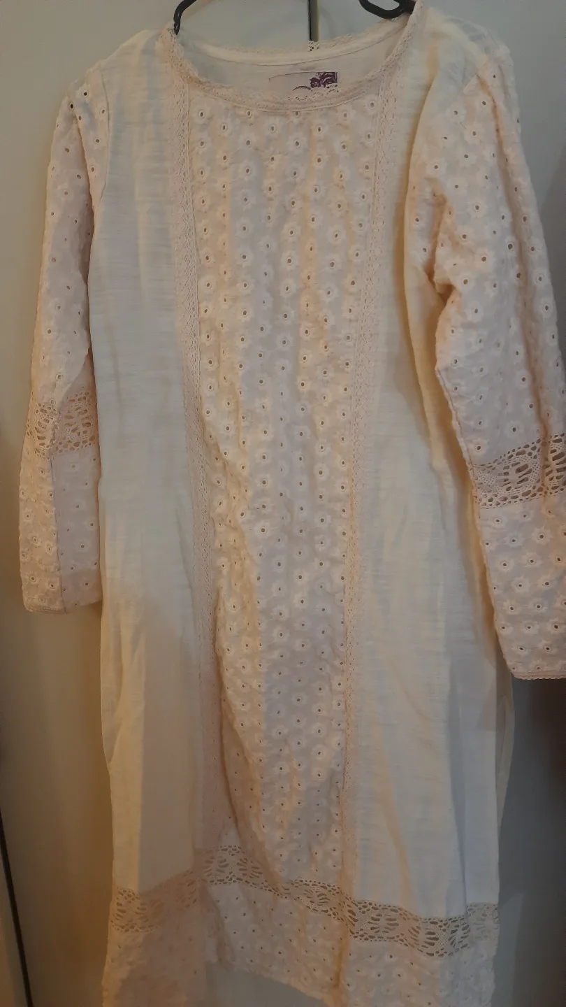 Cream-coloured embroidered kurta and pants set thumbnail