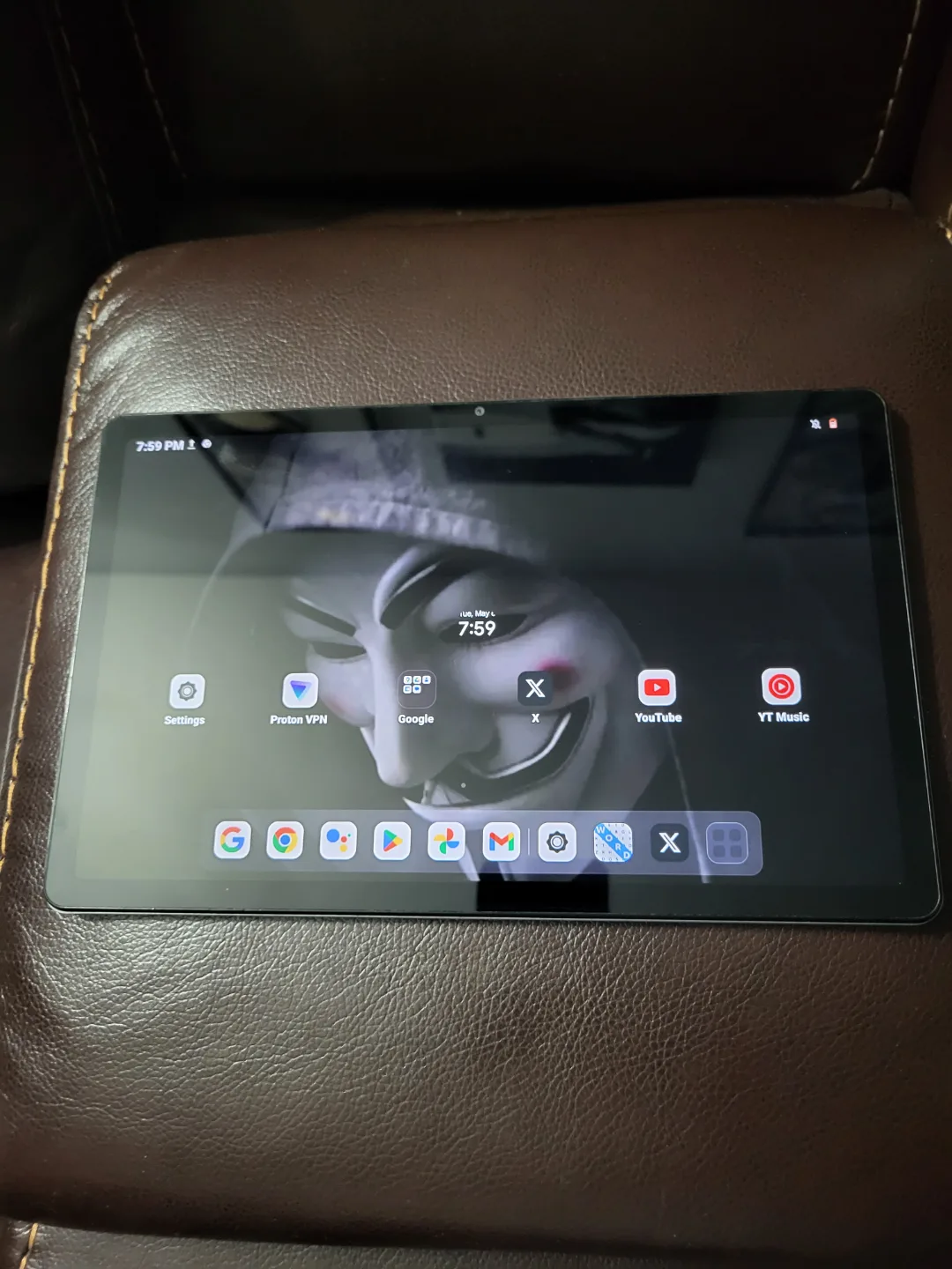2 10" Android Tablets with 1 Bluetooth Keyboard thumbnail