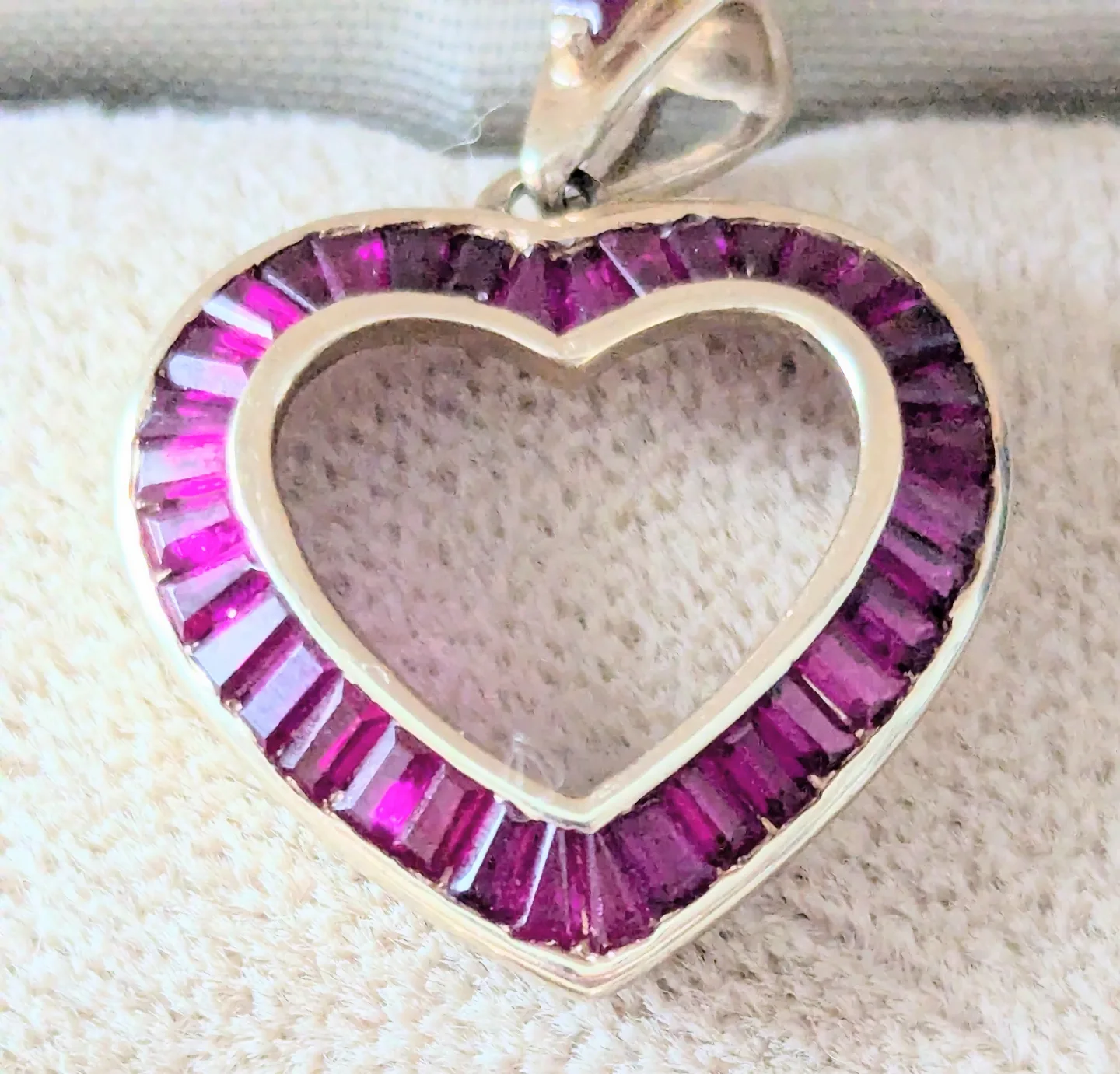 Gold Heart Pendant with baguette-cut rubies image indicator(2)