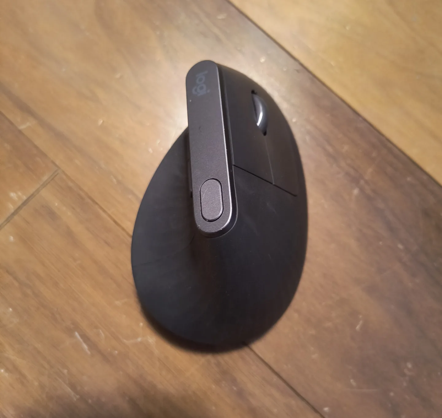 Logitech MX Vertical Ergonomic Wireless Mouse thumbnail