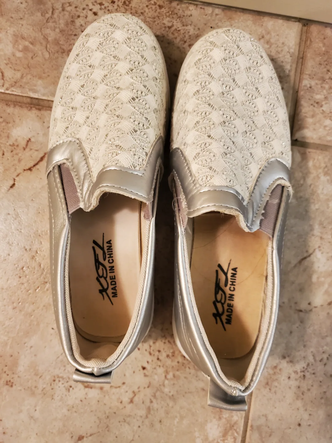 New Women's Silver and White Lace Slip-on Shoes thumbnail