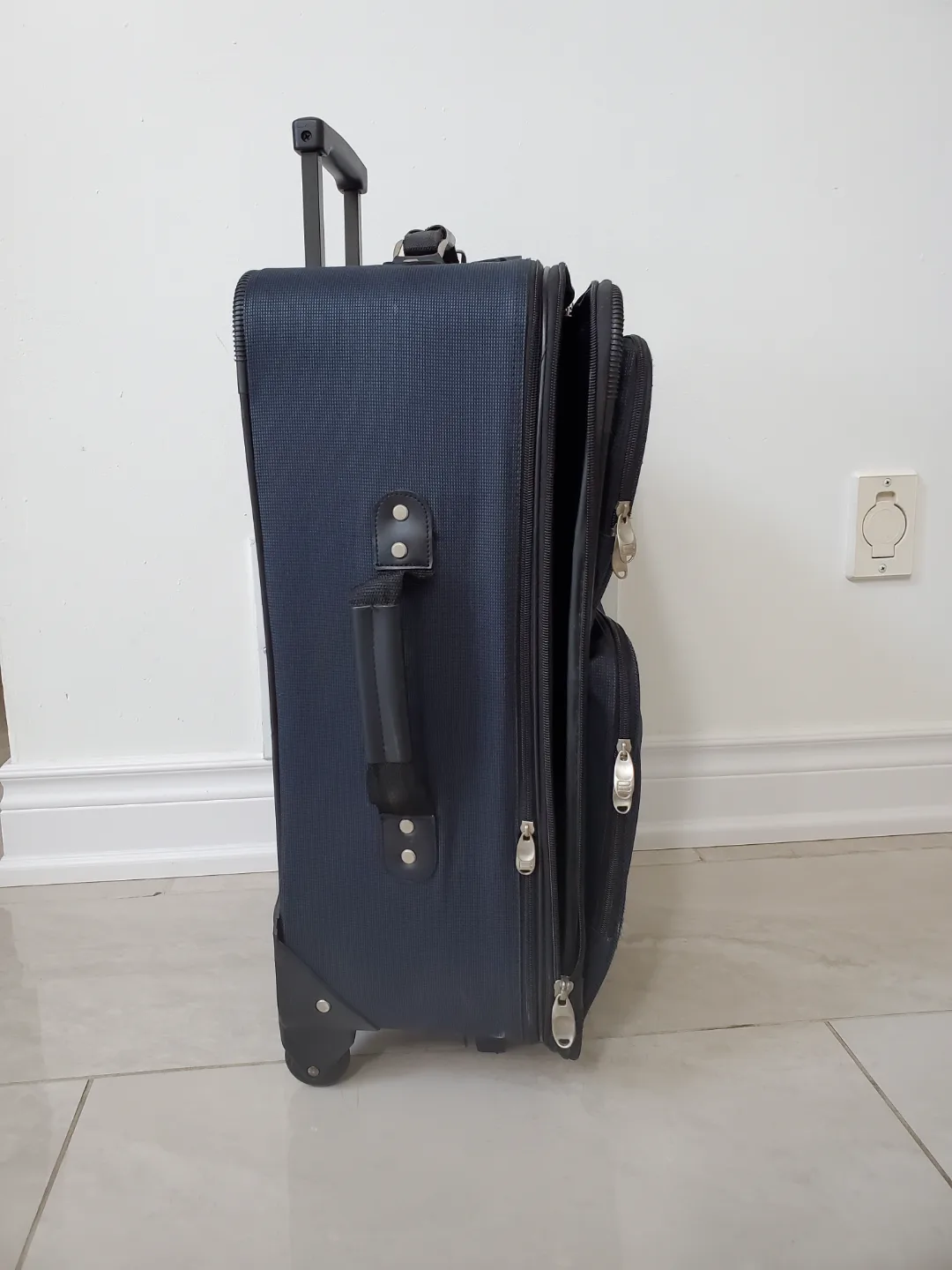 Protégé Expandable Rolling Suitcase image indicator(2)