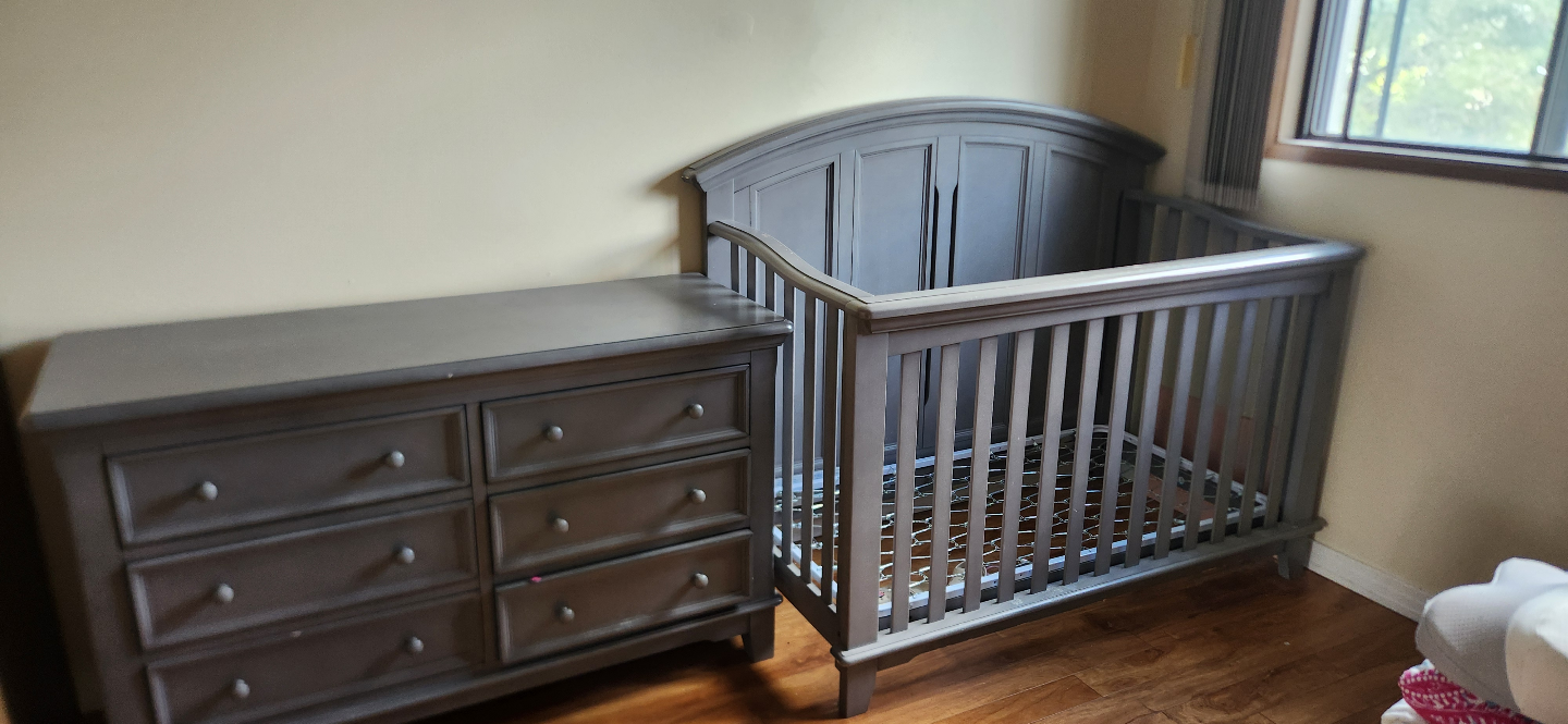 Baby Crib and dresser - photo 2