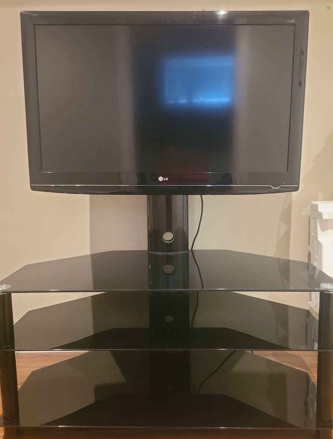 LG TV 42" with remote and original stand