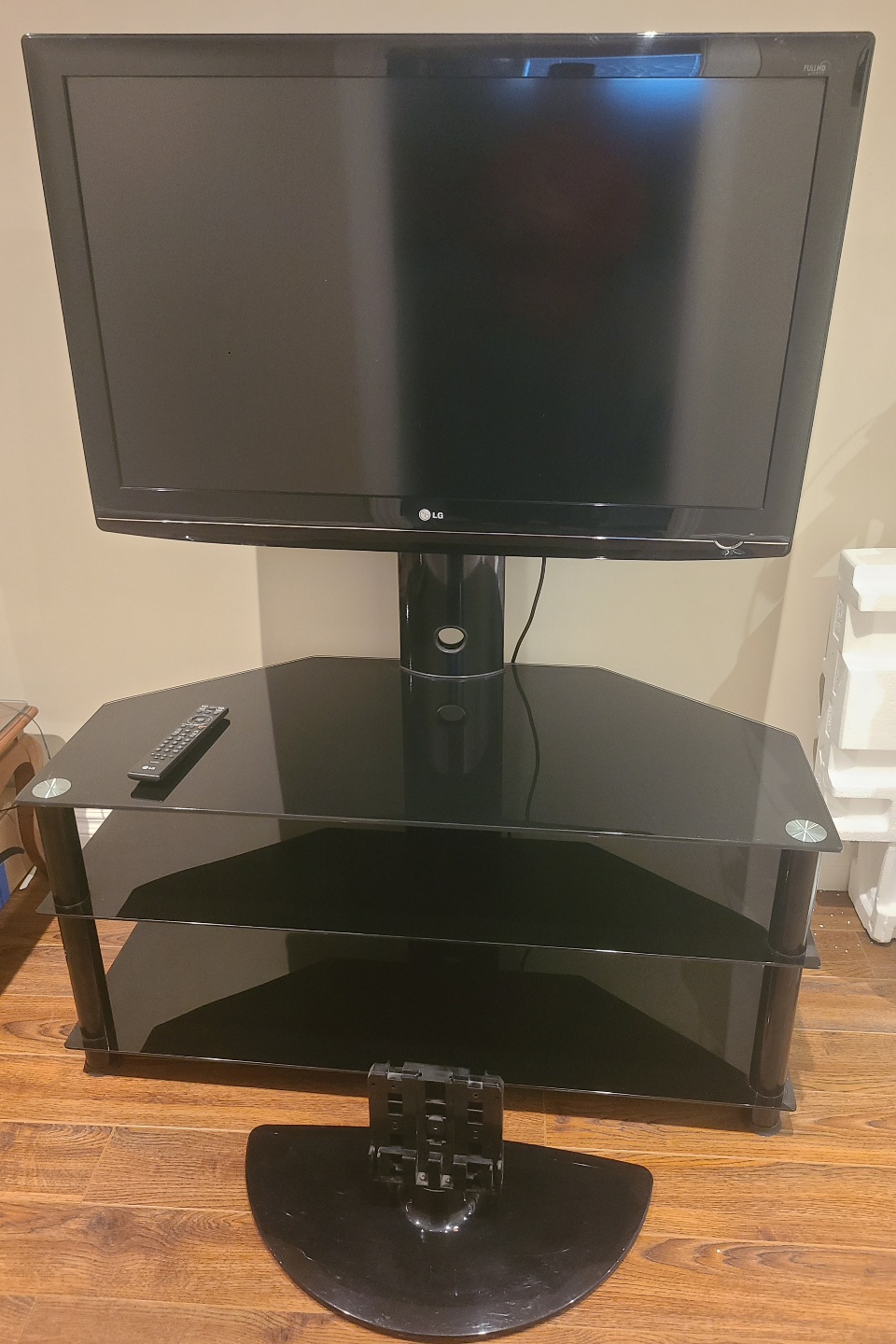 LG TV 42" with remote and original stand - photo 2