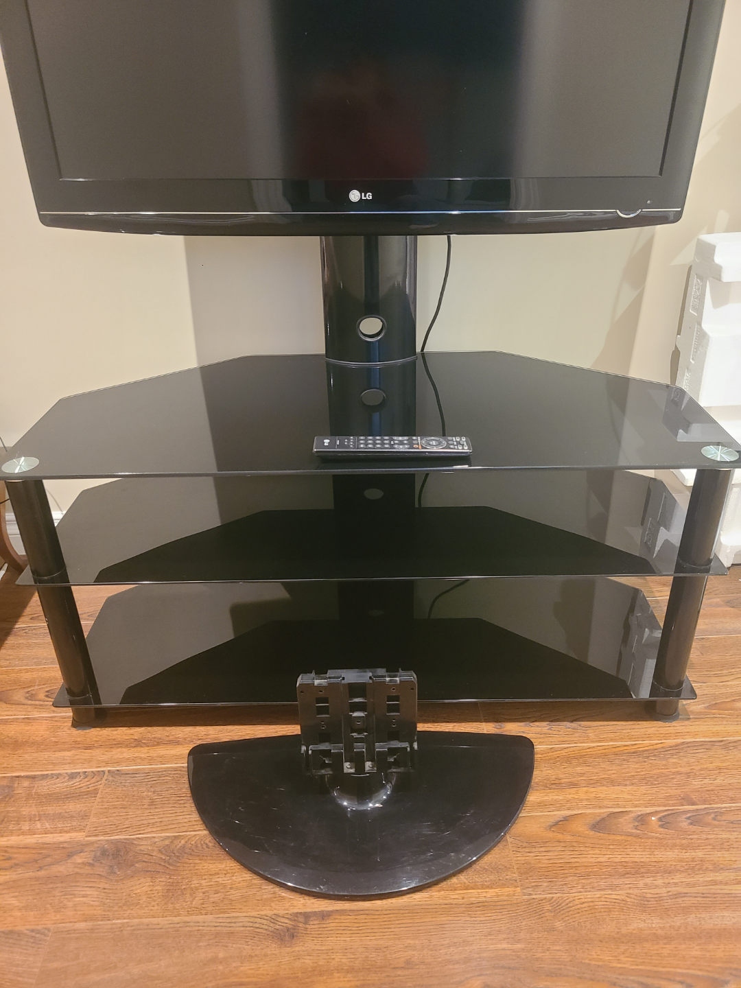 LG TV 42" with remote and original stand - photo 3