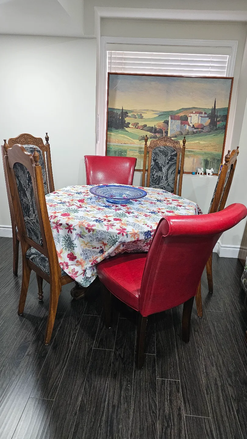 Round dining table with four chairs thumbnail
