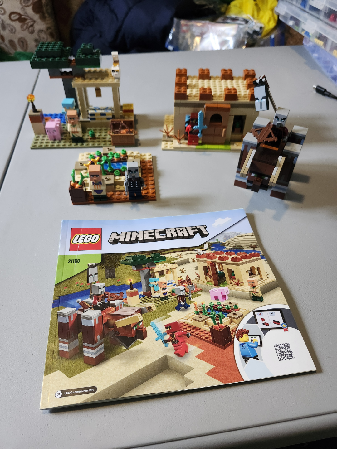 LEGO Minecraft The illager Raid  21160