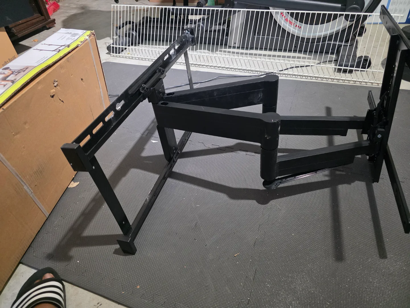 Sanus Full Motion TV Wall Mount image indicator(4)