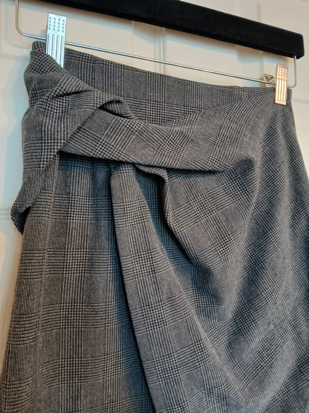 Aritzia Babaton Gray Plaid Asymmetrical Skirt, Size 00 image indicator(5)