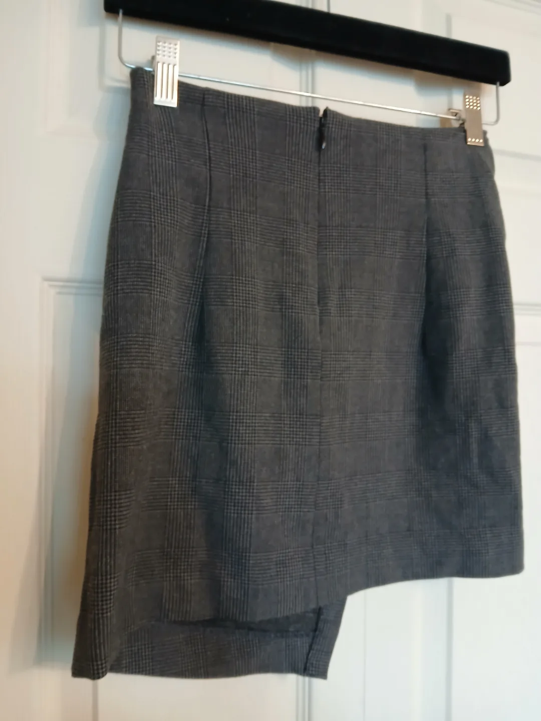 Aritzia Babaton Gray Plaid Asymmetrical Skirt, Size 00 image indicator(8)