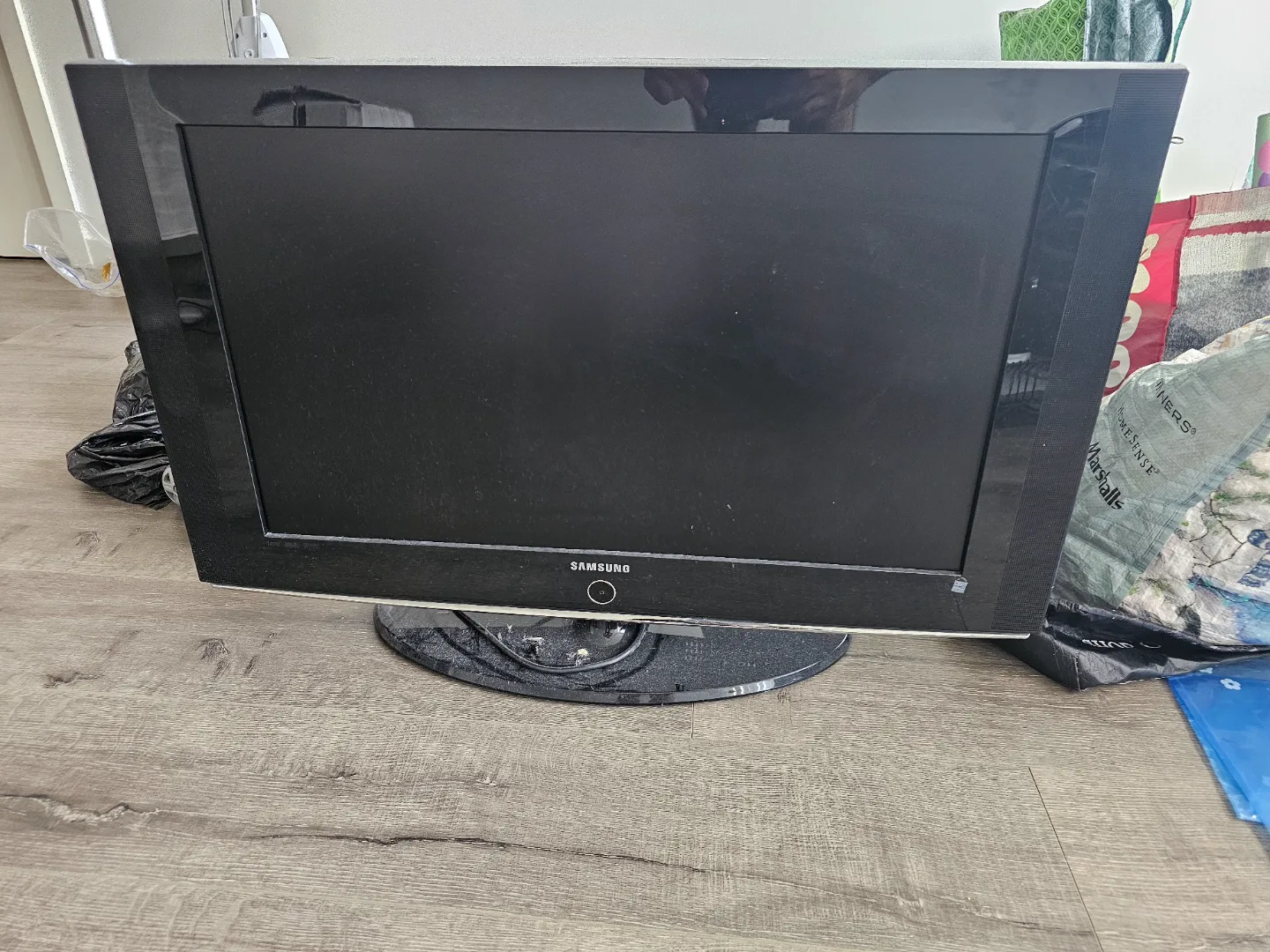 Samsung LN-T3242HX LCD TV thumbnail