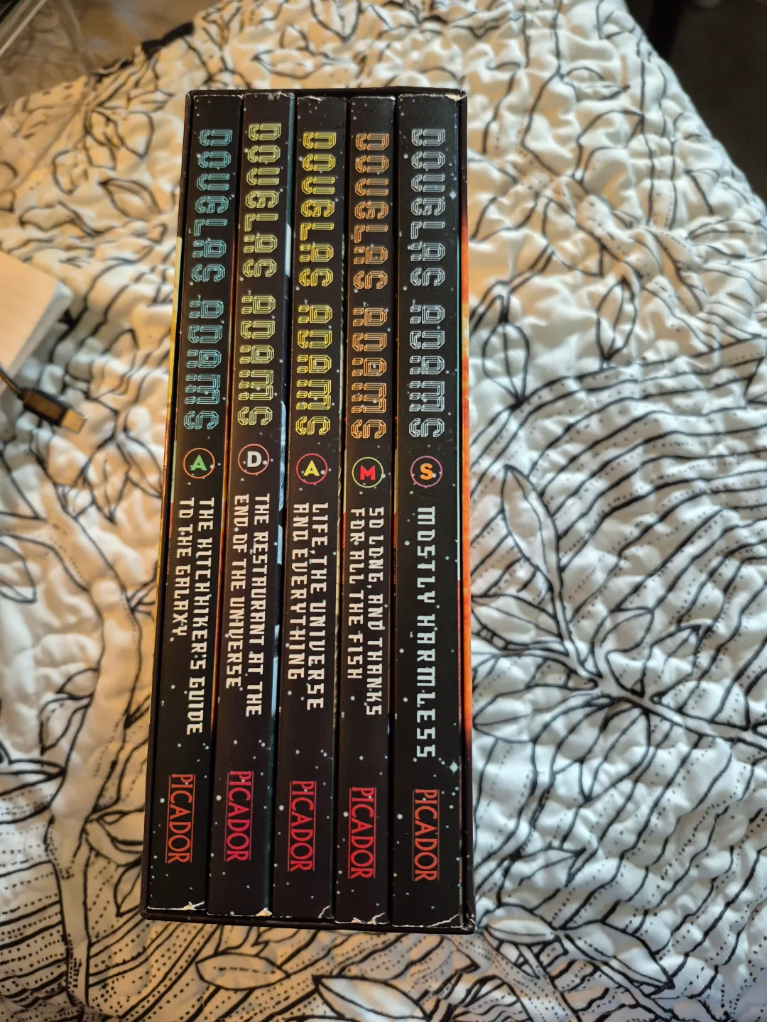 Hitchhiker's Guide to the Galaxy Trilogy - Box Set image indicator(2)