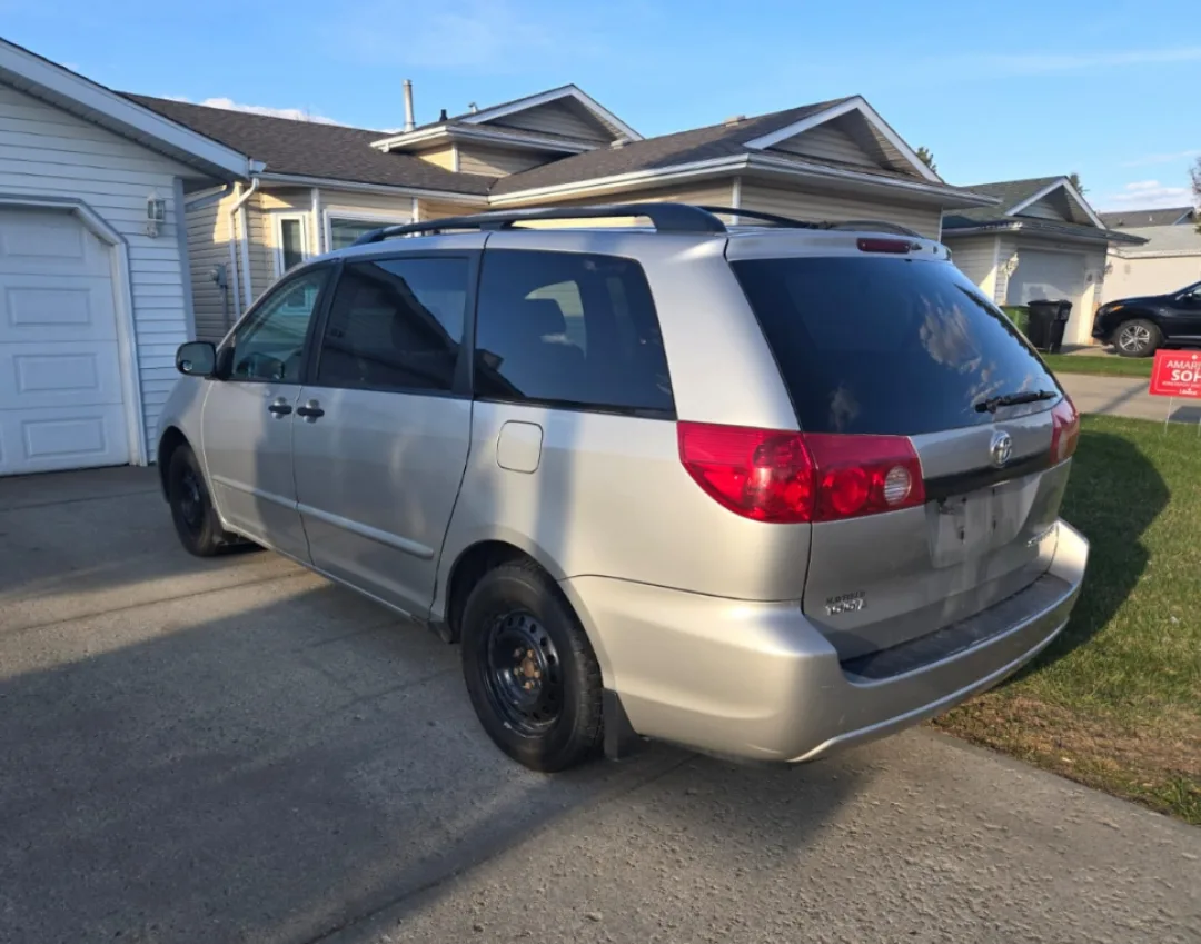 2006 Toyota Sienna Minivan image indicator(2)
