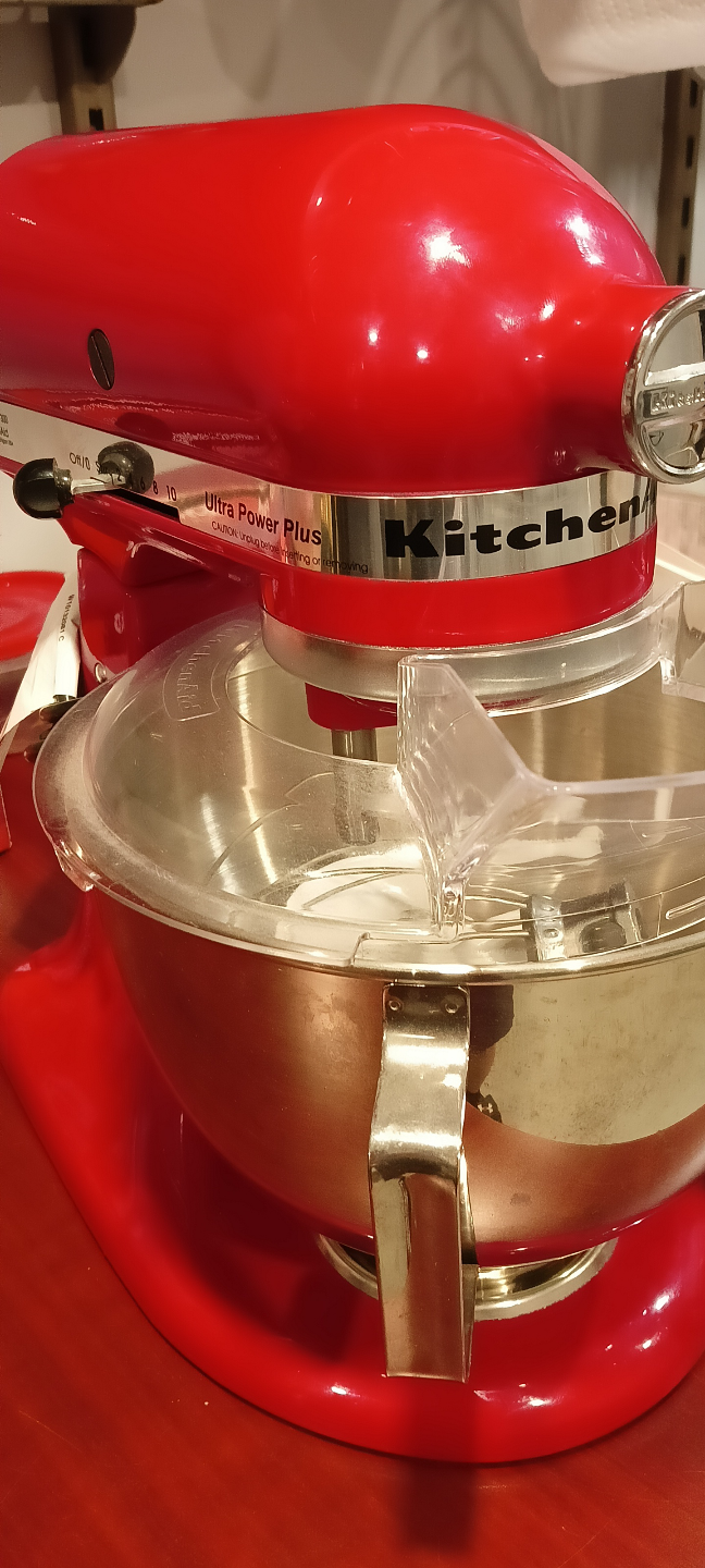 kitchen aid red brand new with recipe book..4.5 qrts