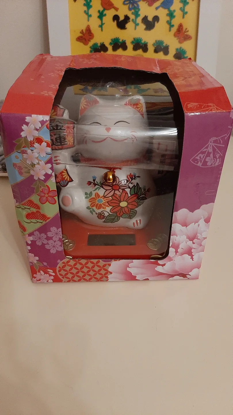 Solar-Powered Maneki-Neko Lucky Cat Figurine image indicator(3)