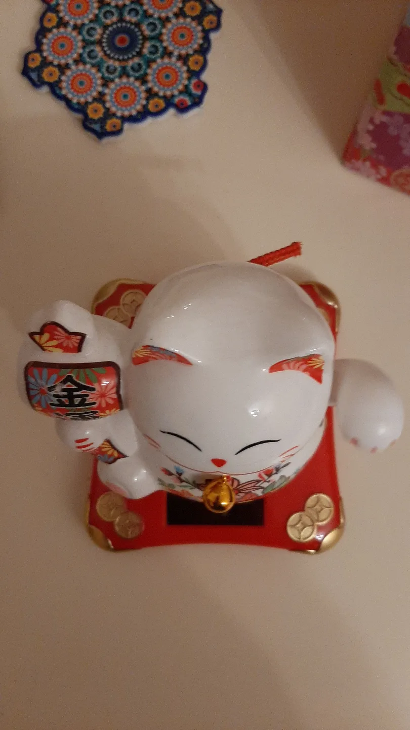 Solar-Powered Maneki-Neko Lucky Cat Figurine image indicator(4)