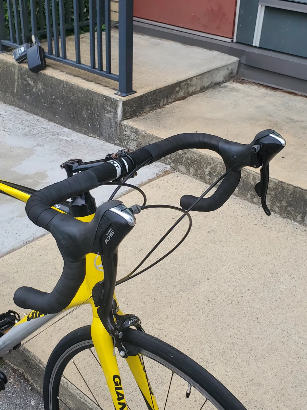 Refurbished 2009 Giant Defy 1 Road Bike image indicator(9)