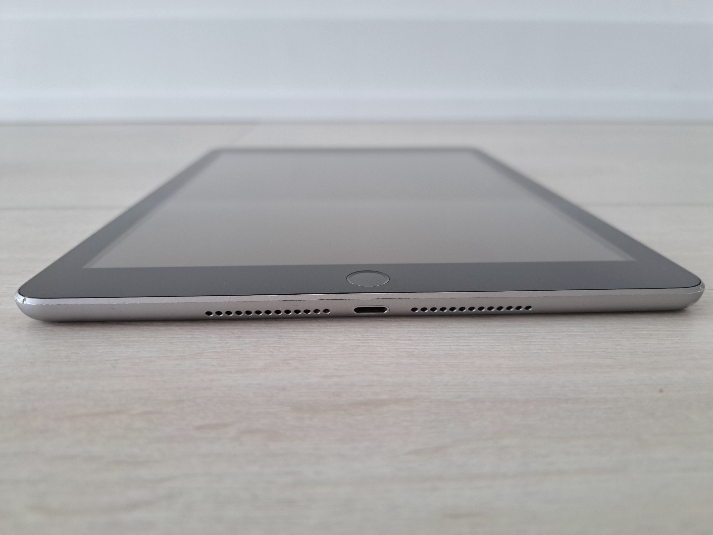 Apple iPad 6th Gen 9.7” 32GB Wi-Fi – Space Grey - photo 4