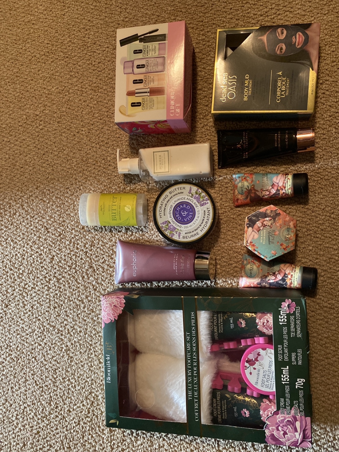 Bath and Body Gift Bundle - Clinque, Dead Sea Oasis, and More!