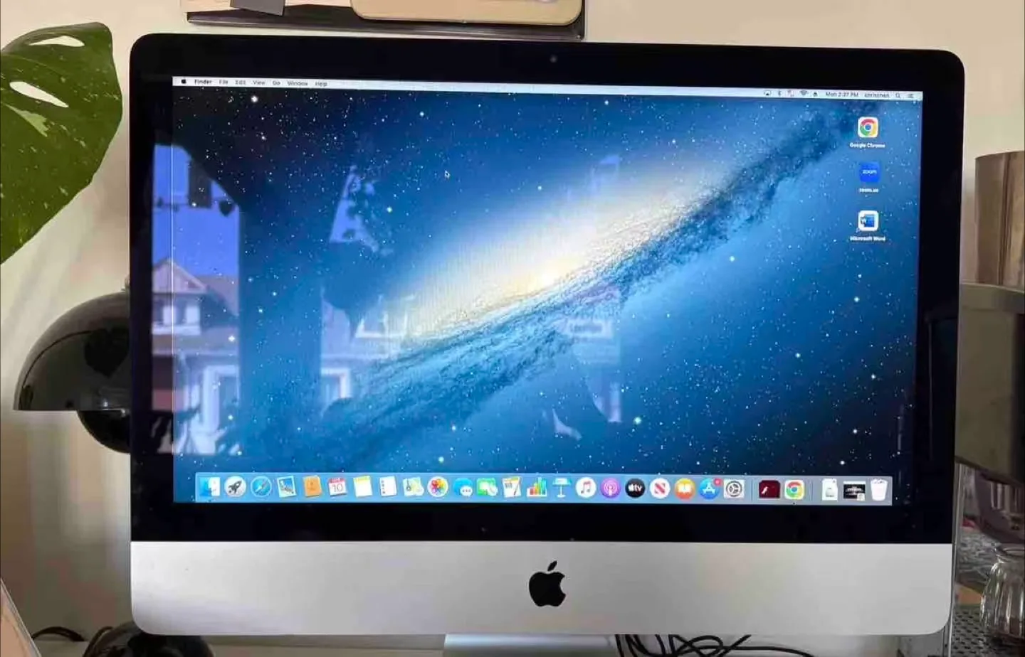 21.5-inch iMac- 2.7 GHz Quad-Core Intel i5, 8 GB RAM, 1 TB HDD thumbnail