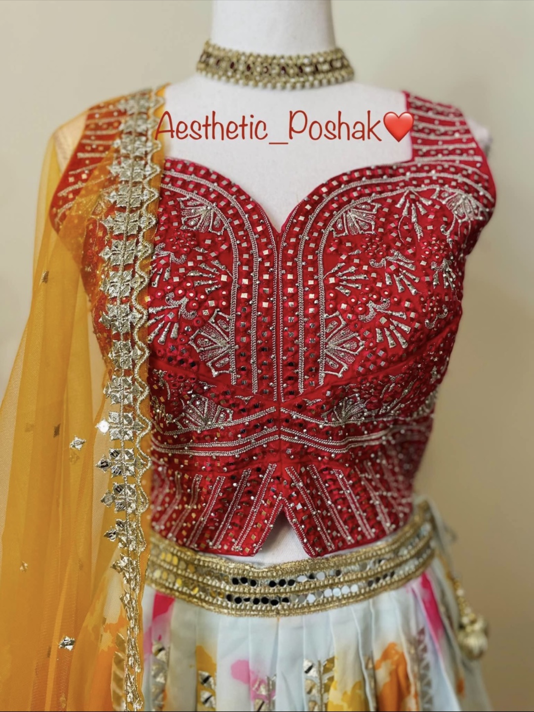 Stunning embroidered Lehenga Choli - photo 3