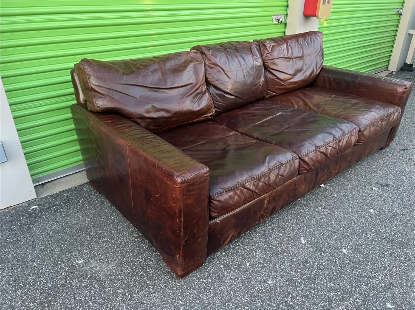 🚚** Free Delivery ** RH Maxwell Leather Couch 🚚 image indicator(3)