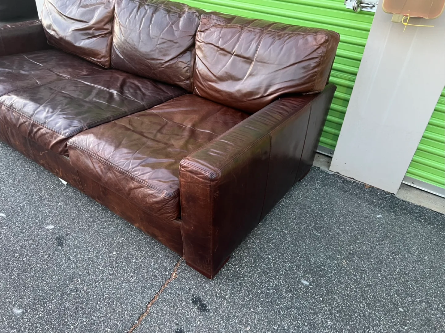 🚚** Free Delivery ** RH Maxwell Leather Couch 🚚 image indicator(2)