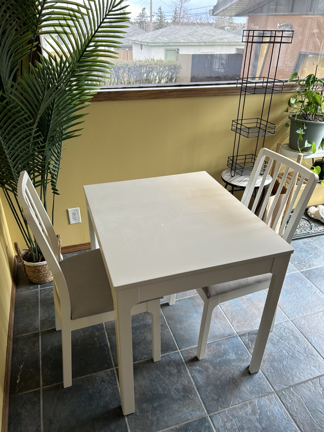 White Extendable Table with Two Chairs - photo 4