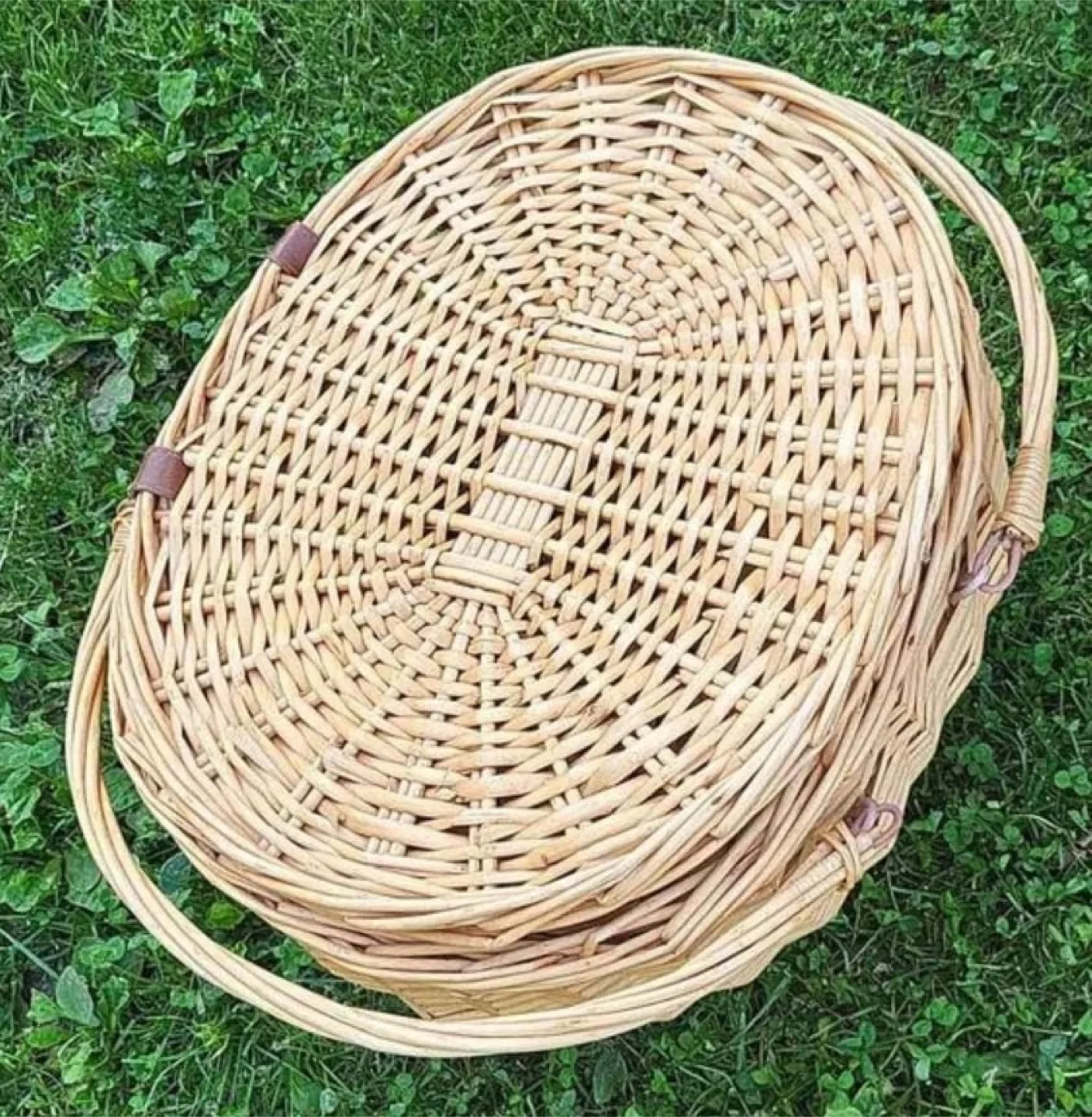 Wicker Picnic Basket with Lid and Handles image indicator(2)