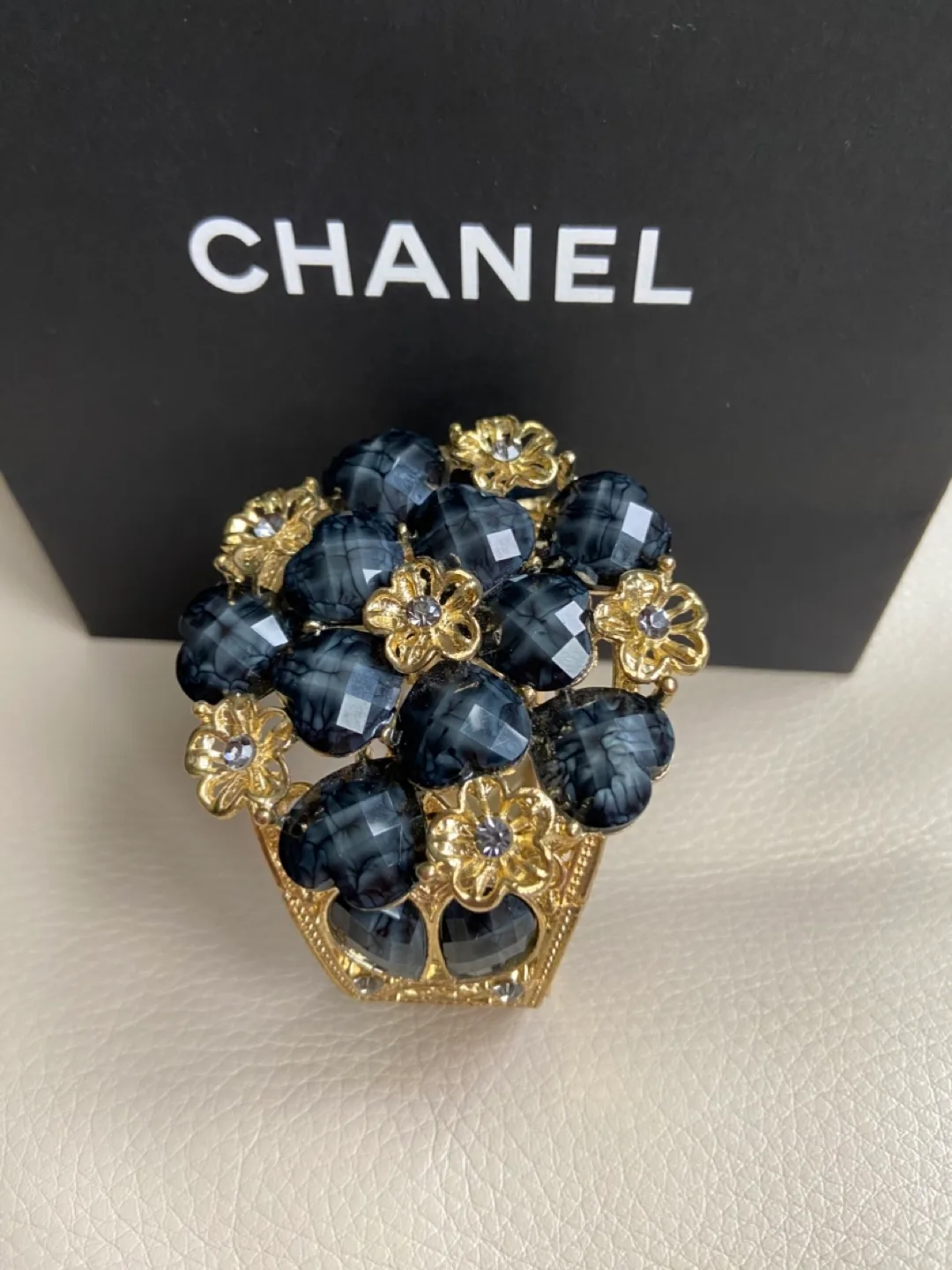 Vintage Gold Tone and Black Stone Cuff Bracelet image indicator(2)