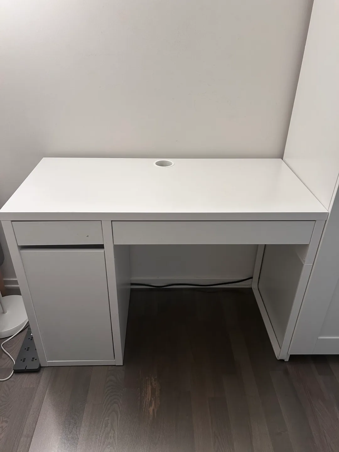Free delivery IKEA Micke Desk in White thumbnail