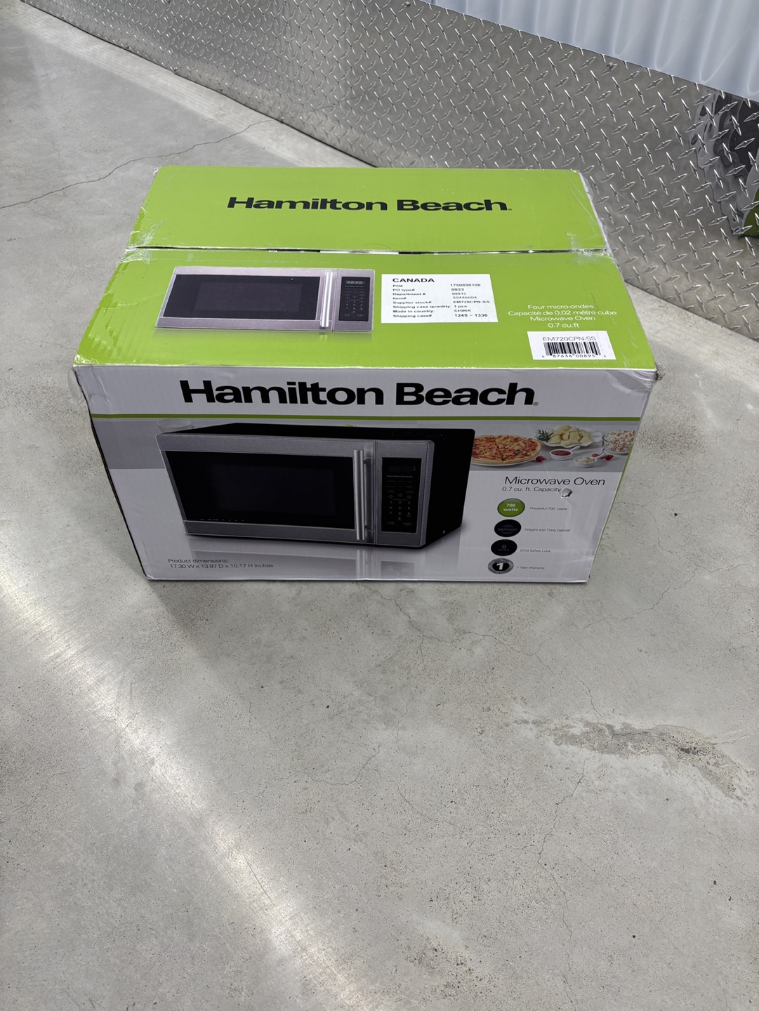 Like new!Hamilton Beach 0.7 cu. ft. Stainless Steel Microwave