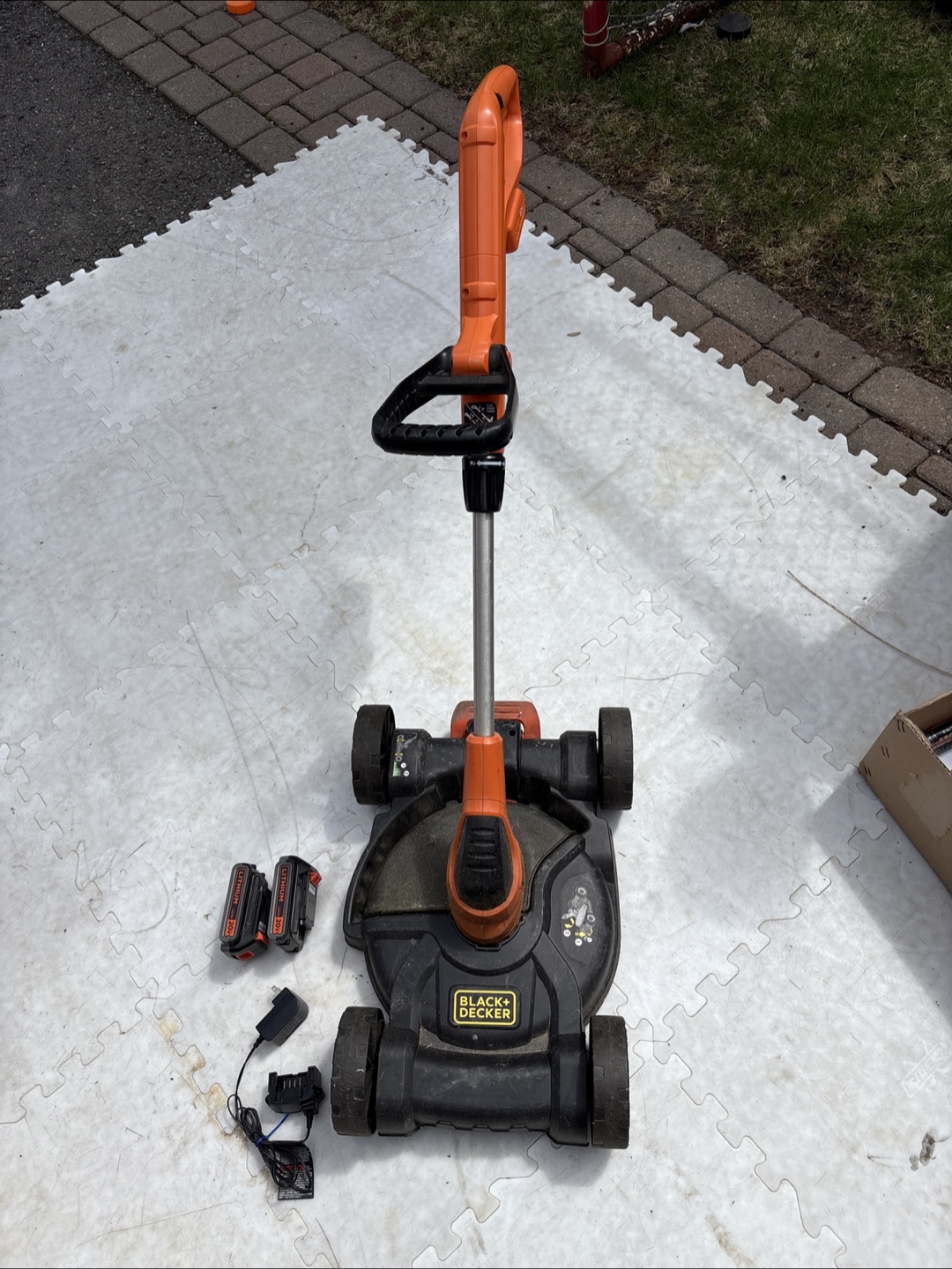 Black+Decker 20V Cordless trimmer on Chassé