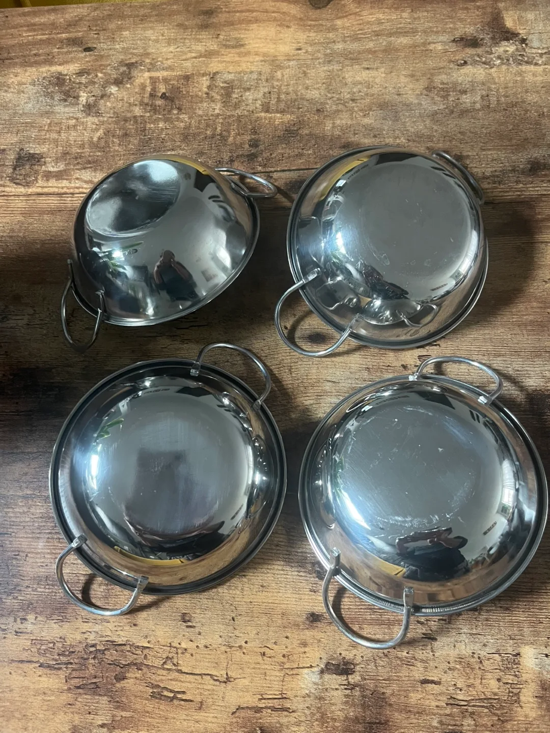 Set of four stainless steel bowls with handles image indicator(2)